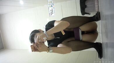 商场女厕全景偷拍3位黑丝美女职员还有一个刚修剪过B毛的小嫩B