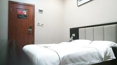 【山鸡岁月】一代炮王完整版未流出，本来货不对板想退，脱光有大惊喜，白虎，一线天，极品美乳白又大骚气少妇 (1)