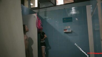 七月最新推特浴室福利电报群流出 大神雇佣女女潜入某水上乐园偷拍各种美女浴室换衣洗澡